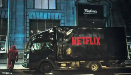  ??  ?? Un camión de Netflix ante la sede de Telefónica, en un acto promociona­l del acuerdo entre ambas firmas.
