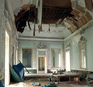  ??  ?? Incuria
Il soffitto crollato del salone da ballo di Palazzo d’Avalos Un gioiello cinquecent­esco
