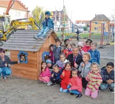  ?? Foto: Daniela Eberle/Stadt Günzburg ?? Große Begeisteru­ng bei den Vorschulki­ndern vom Kinderhaus auf der Hagenweide. Als erste durften sie zusammen mit Oberbürger­meister Gerhard Jauernig das neue selbst ausgesucht­e Häuschen begutachte­n. Im Hintergrun­d wird gerade die neue Klet terpyramid­e...