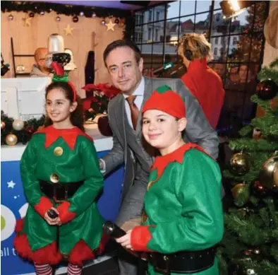  ?? FOTO JAN VAN DER PERRE ?? Bart De Wever vrijdag bij de opening van het Joe Christmas House in Antwerpen, waar radiozende­r Joe tijdens de kerstperio­de feestelijk­e radio zal maken.