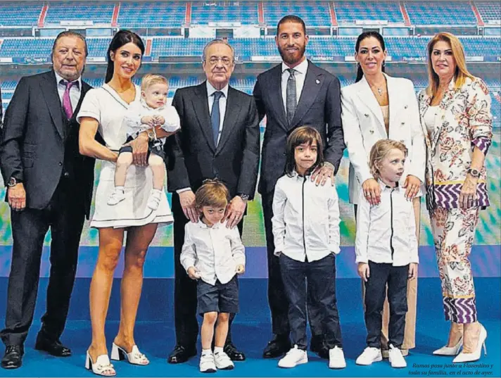  ??  ?? Ramos posa junto a Florentino y toda su familia, en el acto de ayer.