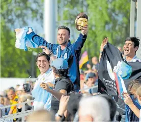  ?? JUANO TESONE ?? Mate y careta. Hinchas argentinos en la práctica.