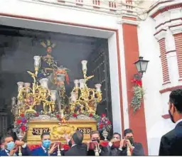  ?? ?? Nuestro Padre Jesús de la Paz, saliendo de la Iglesia de San Miguel.