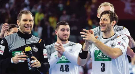  ?? FOTO: DPA ?? Gute Laune nach gutem Spiel: (v.r.) Die deutschen Nationalsp­ieler Uwe Gensheimer, Patrick Wiencek (verdeckt) Jannik Kohlbacher und Steffen Weinhold bedanken sich nach dem Sieg gegen Montenegro bei den Fans.