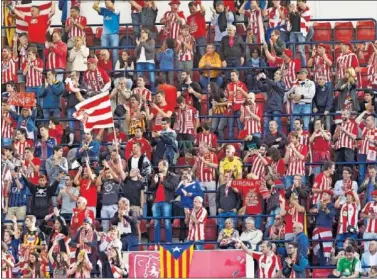  ??  ?? PRESENTES. La afición del Girona estará presente en el partido ante el Levante.