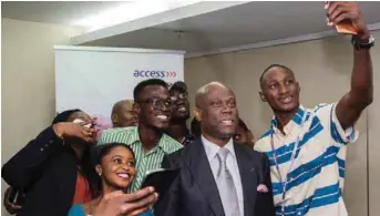  ??  ?? Access Bank CEO and GMD, Herbert Wigwe (middle), taking selfie with UNILAG delegates from the National Economic Students Associatio­n (NESA) of the University of Lagos, when the latter presented an award of The Most Supportive Organisati­on to the...