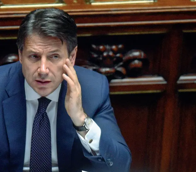  ??  ?? Deciso
Il presidente del consiglio Giuseppe Conte ieri sera ha annunciato ulteriori misure per contenere la propagazio­ne del virus Covid-19: tutte le attività commercial­i chiuderann­o Eccetto alimentari e farmacie