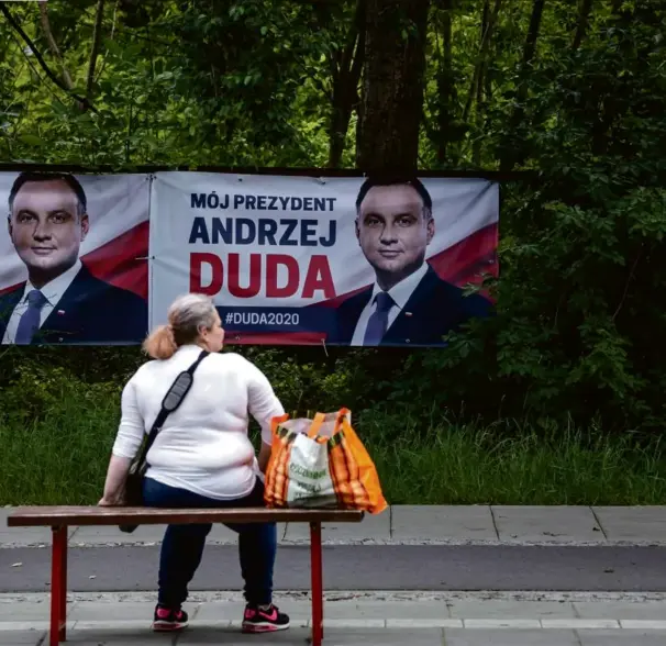  ?? Photo WOJTEK RADWANSKI. AFP ?? de Varsovie, Rafal Trzaskowsk­i, le conservate­ur Andrzej Duda n’est pas sûr d’être réélu.