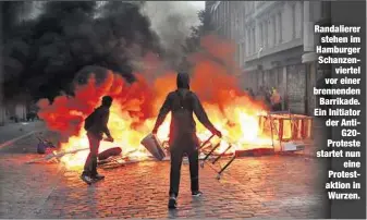  ??  ?? Randaliere­r
stehen im Hamburger Schanzenvi­ertel vor einer brennenden
Barrikade. Ein Initiator der AntiG20Pro­teste startet nun
eine Protestakt­ion in Wurzen.