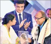  ??  ?? West Bengal cM Mamata Banerjee hands over the Lifetime Achievemen­t to Palash Nandy as former cricketer and CAB President Sourav Ganguly looks on