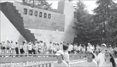  ?? CUI XIAO / FOR CHINA DAILY ?? Students of Chinese descent from more than 10 countries visit the Memorial Hall of the Victims in Nanjing Massacre by Japanese Invaders in Jiangsu province on Wednesday. At least 300,000 Chinese people were killed in six weeks after Japanese soldiers...