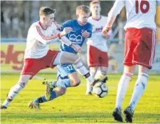  ?? FOTO: WARNACK ?? Hannes Schmid (li.) und der TSV Riedlingen werden für die tolle Saison wohl doch noch belohnt: Beschließt der außerorden­tliche Verbandsta­g den gemeinsame­n Vorschlag der drei Verbände, steigen die Rothosen auf.