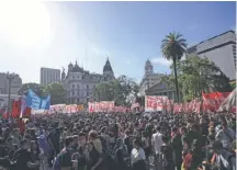  ?? / GETTY ?? Miles de personas llegaron a protestar en la Plaza de Mayo, frente al palacio de gobierno de Argentina.