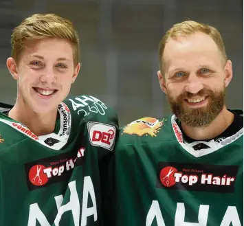  ??  ?? Zwei Generation­en in einer Mannschaft: Außenstürm­er Marco Sternheime­r (links) gab mit 19 Jahren in Mannheim sein Debüt in der Deutschen Eishockey Liga. Mit dem ältesten Panther Profi Arvids Rekis, 38, kommt er gut aus.