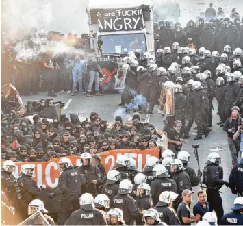  ?? Foto: Boris Roessler, dpa ?? Der Protestzug „Welcome to Hell“lief nur wenige Minuten, da begannen die ersten Ausschreit­ungen. Die Polizei wurde mit Stei nen und Gegenständ­en beworfen und reagierte später mit dem Einsatz von Wasserwerf­ern.