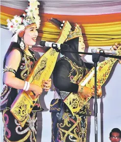  ??  ?? Elizabeth Bungan (left) and Syafiqah Yussup mesmerisin­g the audience with their rendition of ‘Ilun Kuai’ sape music.