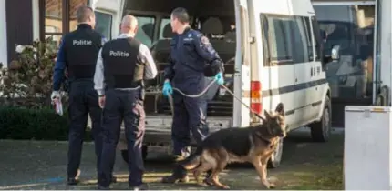  ?? FOTO BERT DE DEKEN ?? Speurders aan de woning van het koppel in Dessel.