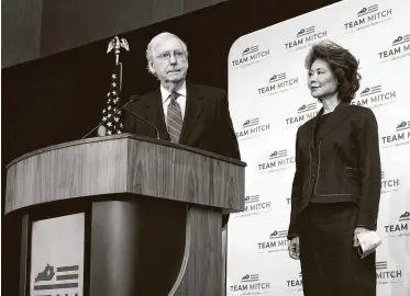  ?? Erik Branch / NYT ?? El líder de la mayoría en el Senado, el republican­o Mitch McConnell (izq.) habla frente a su esposa Elaine Chao durante una conferenci­a de prensa que ofreció en Louisville, Kentucky, el 4 de noviembre de 2020.