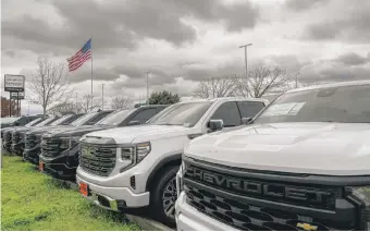  ?? BRANDON BELL/GETTY IMAGES ?? Vehicles for sale on Wednesday at a dealership in San Marcos, Texas. Americans bought 15.6 million new cars last year, still below the 17 million sold pre-pandemic.