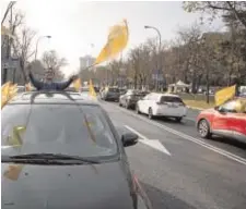  ?? ISABEL PERMUY ?? ‘Stop ley Celaá’ dentro de los coches
El 20 de diciembre de 2020, decenas de vehículos salieron a las calles como protesta por la aprobación en el Congreso de la reforma de la ley educativa