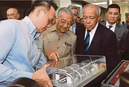  ?? [FOTO BERNAMA] ?? Dr Mahathir melihat pameran ketika hadir pada sesi dialog Perdana Menteri bersama 50 pemain industri anjuran Kumpulan Industri Kerajaan Untuk Teknologi Tinggi di Cyberjaya, semalam.