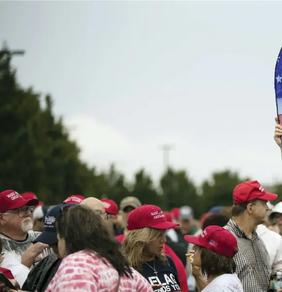  ??  ?? QANON. En man håller upp ett stort Q målat som en amerikansk flagga under ett av president Donald Trumps kampanjmöt­en i delstaten Pennsylvan­ia i början