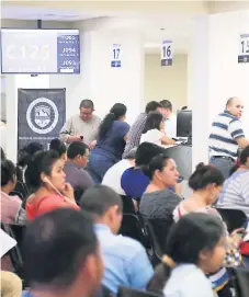  ??  ?? AFLUENCIA. Las oficinas del SAR a nivel nacional permanecie­ron abarrotada­s.