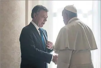  ?? VATICAN POOL / GETTY ?? Mediación. El papa Francisco recibió el pasado diciembre al actual presidente colombiano, Juan Manuel Santos, y a su predecesor, Álvaro Uribe