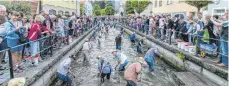  ?? ARCHIVFOTO: RALF LIENERT ?? Bislang durften nur Männer und Buben am Memminger Fischertag den Forellen im Stadtbach nachstelle­n. Ob künftig auch Frauen und Mädchen mit in den Bach jucken dürfen, muss jetzt das Landgerich­t entscheide­n.