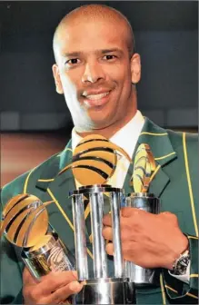  ?? PICTURE: ETIENNE ROTHBART ?? MAN OF THE MOMENT: Vernon Philander with his awards for Cricketer of the Year, Test Cricketer of the Year and Fans’ Cricketer of the Year at the Cricket South Africa Awards last night..