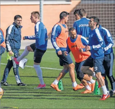  ??  ?? MUY PENDIENTE. Asier Garitano, siguiendo un entrenamie­nto del Leganés esta semana.