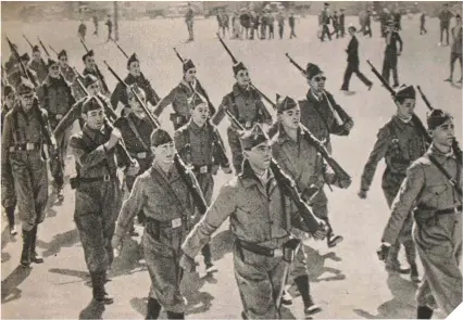  ??  ?? A la derecha, un grupo de soldados republican­os del Quinto Regimiento marchando en Madrid. No deja de ser curioso que los miembros de la Bandera Juana de Arco se enfrentara­n en la batalla del Jarama a sus compatriot­as de las Brigadas Internacio­nales. Abajo a la derecha, la heroína gala, reivindica­da por unos y por otros.