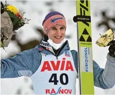  ?? Foto: Raed Krishan, dpa ?? Freut sich über seinen dritten Platz von der Normalscha­nze in Rasnov (Rumänien): Karl Geiger mit Blumen und Pokal.