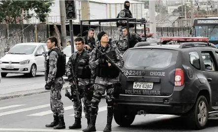  ?? Jotta de Mattos - 18.jul.2017/Photo Press/Agência O Globo ?? Parentes de policiais ouvidos atribuem alta à crise; já especialis­tas contam mais fatores, como maior controle