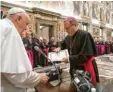  ?? Foto: Vatican Media, dpa ?? Papst Franziskus und Bischofsko­nferenz-vorsitzend­er Georg Bätzing beim Treffen im Vatikan.