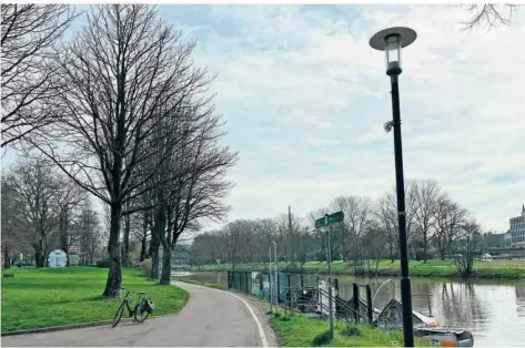  ?? FOTO: DIETMAR KLOSTERMAN­N ?? Die letzte Laterne am Leinpfad in Höhe der Musikhochs­chule. Danach ist es Richtung Kraftwerk Römerbrück­e 1500 Meter lang düster.