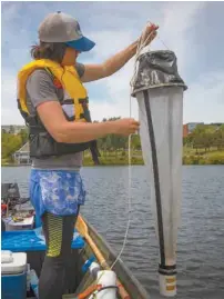  ?? PHOTOS JACQUES NADEAU LE DEVOIR ?? Erika déploie le filet Wisconsin pour récupérer des échantillo­ns de phytoplanc­ton et de zooplancto­n.