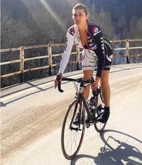  ?? ?? SEMPRE SU DUE RUOTE
La conduttric­e Elisa Isoardi, 40, si tiene in forma andando in bicicletta. Anche d’inverno.