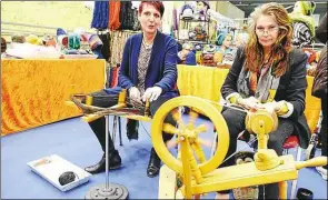  ?? BILD: SASCHA STÜBER ?? Fester Messe-Bestandtei­l sind auch die vielen Stände. An einem Spinnrad verarbeite­ten Silke Haupt und Sylke Heininger Tierwolle.