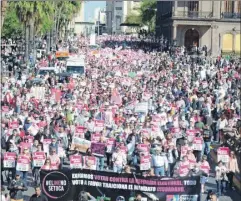  ?? ?? Arriba de estas líneas, un aspecto de la marcha en defensa del INE, realizada ayer en Monterrey, Nuevo León. A la derecha, el evento que se realizó en Torréon, Coahuila. En varias ciudades sorprendió la cantidad de asistentes al acto convocado