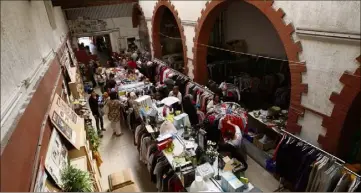  ?? (Photo Doc F. M) ?? Au siège de la fédération varoise du Secours populaire, située dans le quartier du Pont-du-Las, les bénéficiai­res peuvent bénéficier également d’une aide vestimenta­ire.