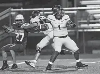  ?? Billy Calzada / Staff photograph­er ?? Boerne quarterbac­k Rashawn Galloway (1) led the Greyhounds as they scored 44 unanswered points against Somerset.