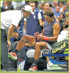  ??  ?? DE RODILLA. Ya en el segundo set, Nadal no podía jugar.