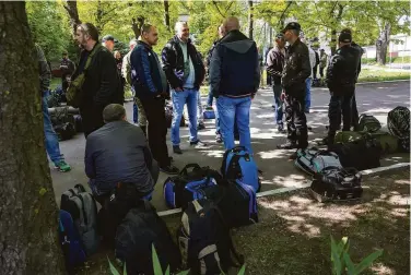  ?? John Moore / Getty Images ?? Many Ukrainian fighters lack body armor yet continue their fight with Russian troops.