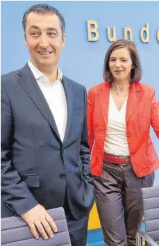  ?? FOTO: DPA ?? Die Grünen-Spitzenkan­didaten für die Bundestags­wahl, Katrin GöringEcka­rdt und Cem Özdemir, gelten vielen als zu glatt.