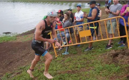  ?? CORTESÍA BMW TRI CHALLENGE ?? El atleta olímpico Leonardo Chacón, quien estuvo en Londres 2012 y Río 2016, sale del lago para pasa a tomar la bicicleta, en el BMW Tri Challenge, en San Carlos.