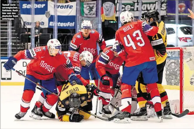  ??  ?? Tumult vorm norwegisch­en Gehäuse. Auch hier war das deutsche Team unterlegen.