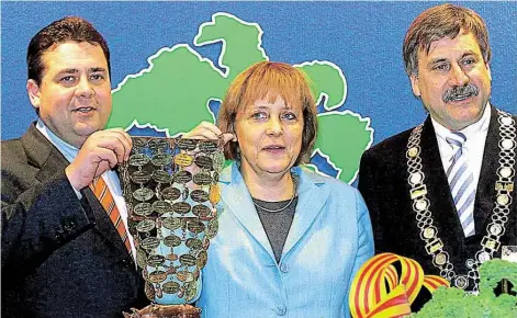  ?? BILD: ARCHIV ?? Alles Geschichte: Vor 16 Jahren gab Andrea Merkel ihr Kohlkönigk­ette an Sigmar Gabriel (links) ab. Oldenburgs damaliger Oberbürger­meister, Dietmar Schütz, gratuliert­e.
