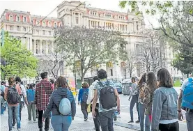  ??  ?? Guiado por una voz. El público va transitand­o por la Ciudad.