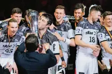  ?? ARCHIVFOTO: DPA ?? Der Gewinn des DHB-Pokals war der größte Erfolg des THW Kiel in der vergangene­n Saison. Hier küsst Kapitän Domagoj Duvnjak den Pokal.